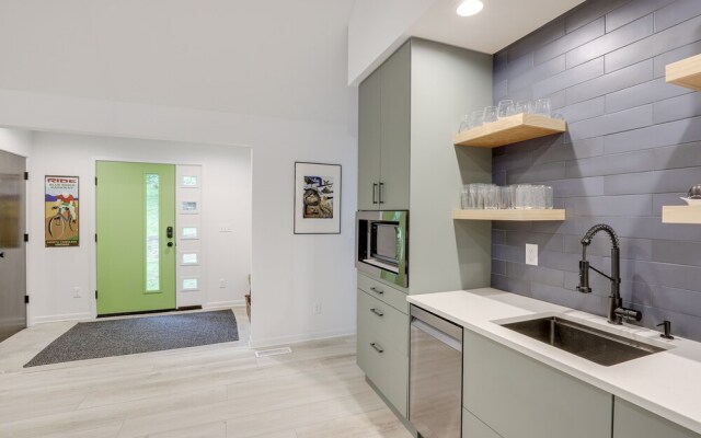 Brevard Retreat: Fireplace, Deck & Screened Porch!