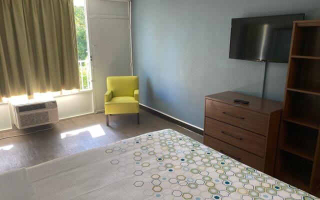 HomeTowne Studios By Red Roof Vero Beach - I-95