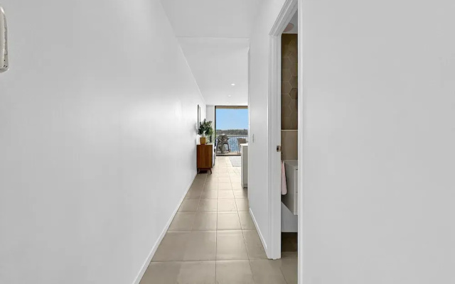 Modern 1-bedroom Apt With Sweeping Water Views