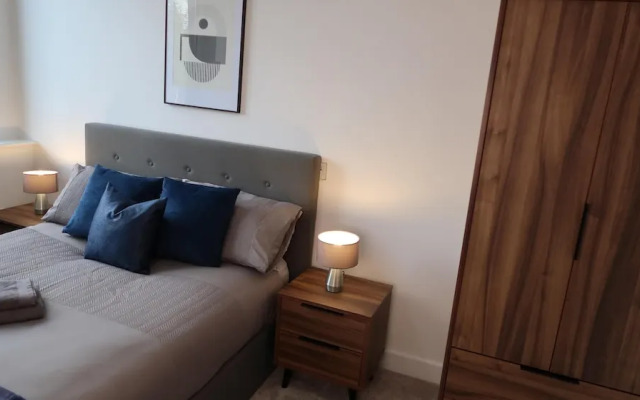 Cosy Apartment in Old Trafford With Parking Space