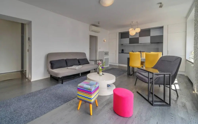 Silver Apartment With Hot Tub And Balcony