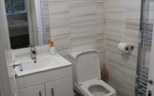 Gorgeous ground floor apartment + free parking