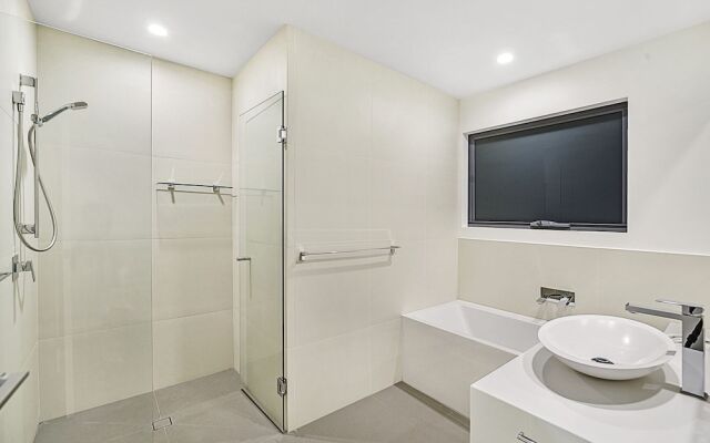 Just in Paradise Waterfront 5 Bedroom Deluxe House Central Broadbeach