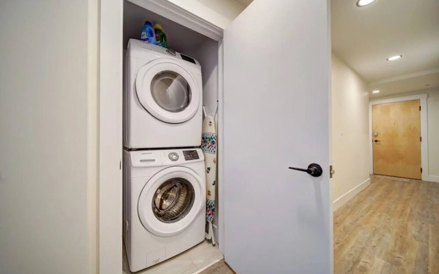 Luxurious Modern 2BR Condo Slps-5 Coffee AC Wifi