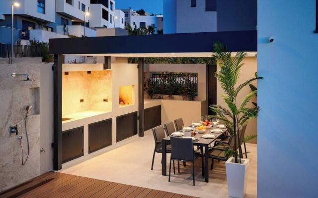 Exclusive pool villa with view