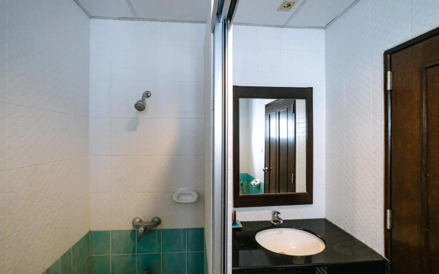 OYO 241 Ratana Hotel Sakdidet