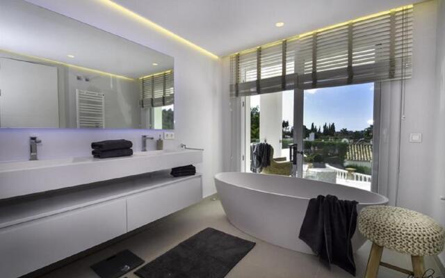 14177- Exquisite villa near beach! Heated pool*