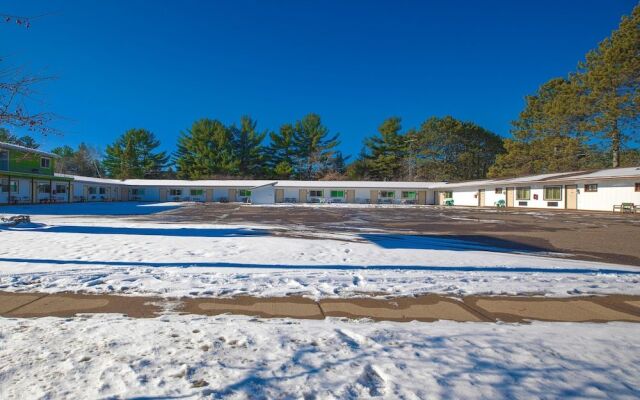Love Hotels Tomahawk by OYO at Lake Mohawksin WI
