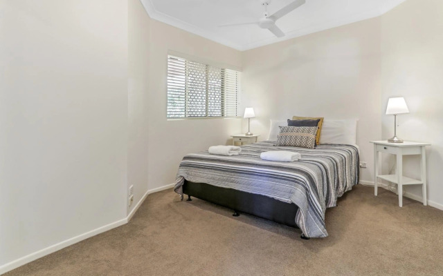 Cosy apartment with ocean views, Sunshine Beach