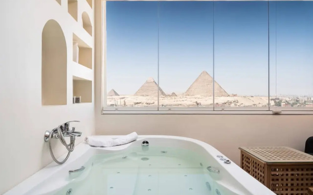 Jacuzzi Studio @ The Pyramids Free Airport Pickup