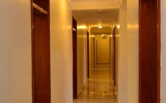 Mak-Queen Hotel
