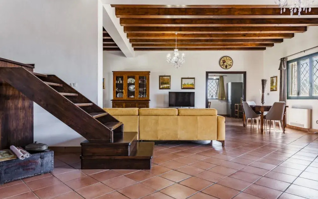 Charming Sea View Villa close to beach