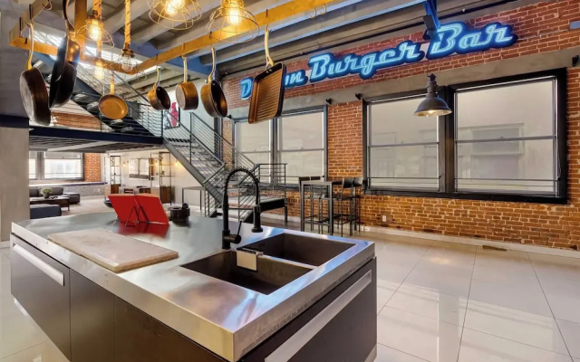 Skyline Lofts by Avantstay: a Multi-level Industrial-chic Retreat in Dtla With Rooftop Views, Soaring Ceilings & Steps to Dining, Music & Culture