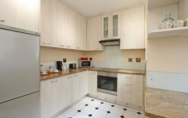 Berkeley Square Apartment