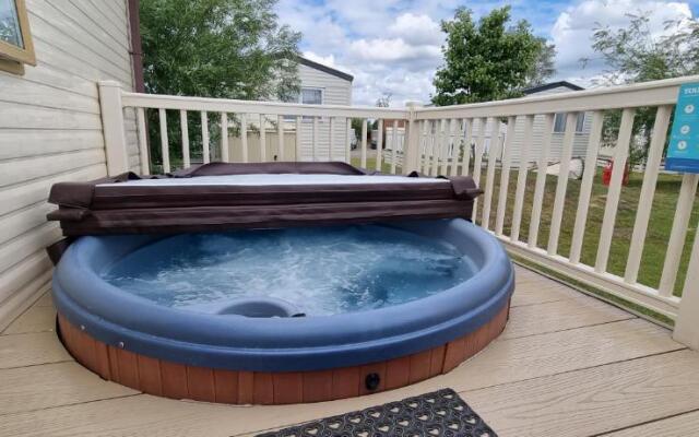 RJ Luxury caravan hire 2 with Hot Tub