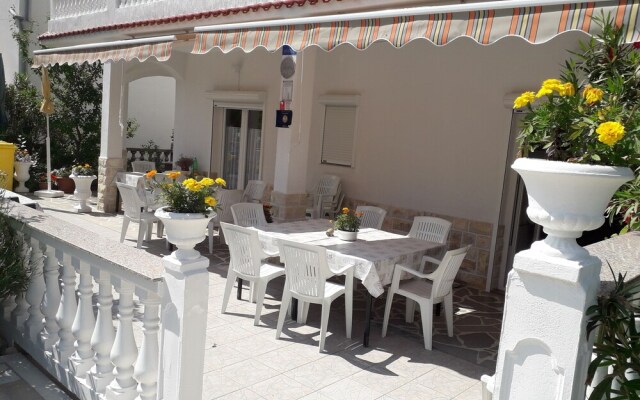 Immaculate 3-bedrooms Apartment in Rab 1-8 Pers