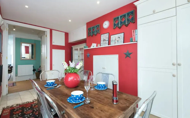 Remarkable Richmond Home By The Tube Station