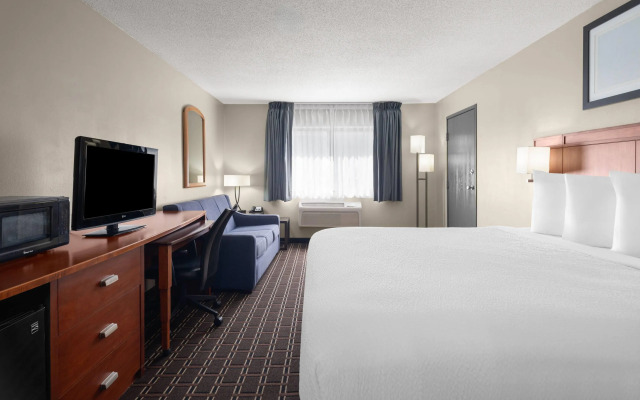 Travelodge by Wyndham Fargo West Acres