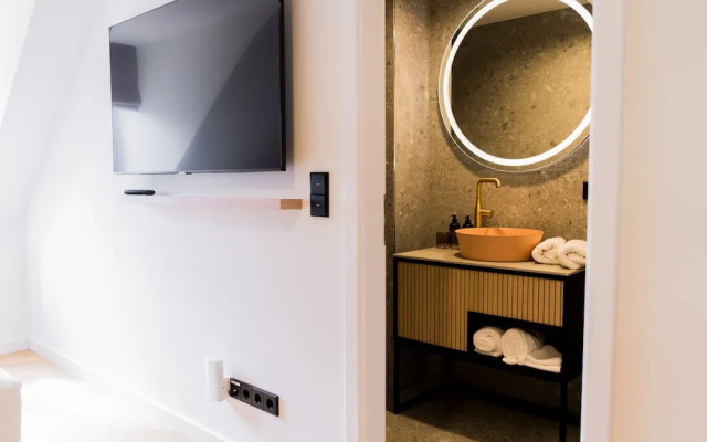 Bob W Munich Airport - Peterhof