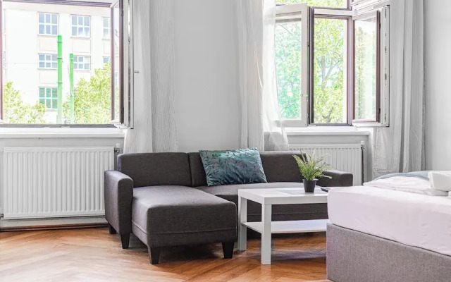 2BR Apartment Steps From AKH Center