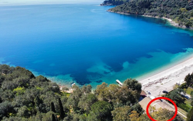 Villa Nikolakis Kerasia, on the beach