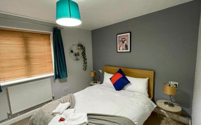 RiverView 1 Bed Apartment with Parking by CozyNest