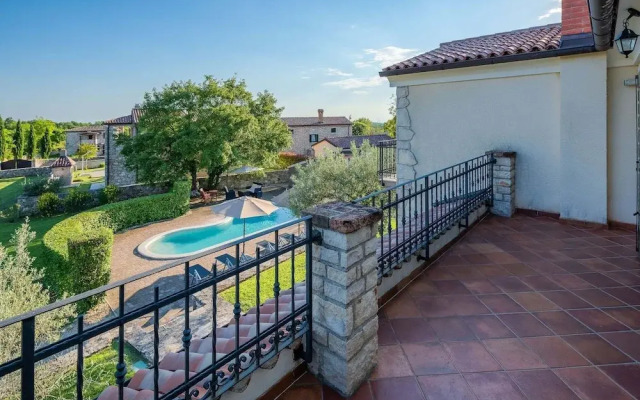 Beautiful Villa With Swimming Pool and Fenced Garden