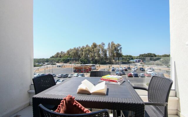 Phaedrus Living: Seaside Executive Flat Harbour 203