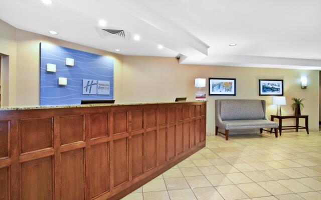 Holiday Inn Express & Suites Bradley Airport by IHG