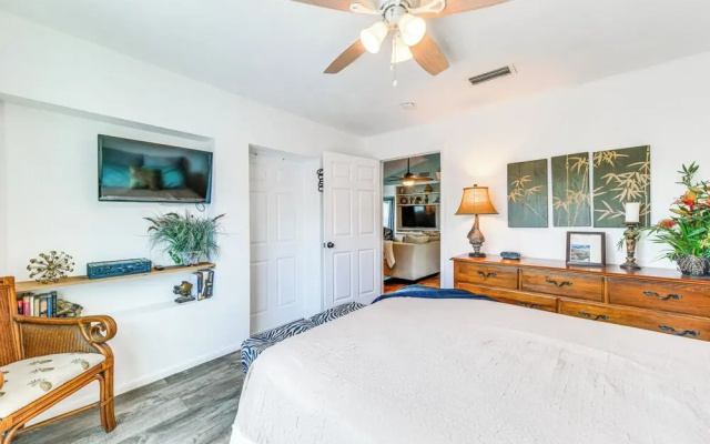 Backyard Hangouts: Bradenton Home Near Dining!
