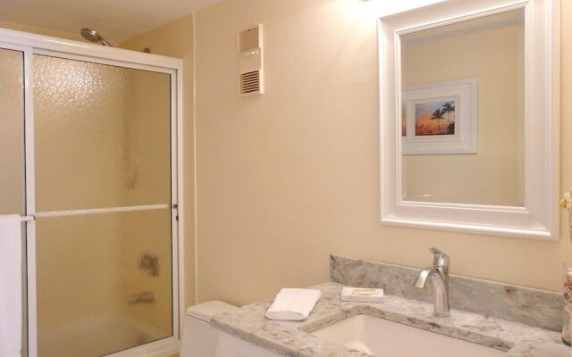 Inviting Condo on Beach With Pool and Tennis Courts