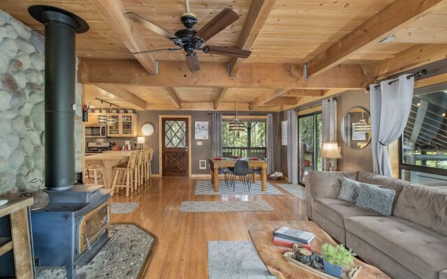 Thyme Out 2 Bedroom Home by NW Comfy Cabins by RedAwning