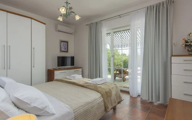 Beautiful Villa With a Large Pool and Wonderful Garden for Your Dream Vacation - Villas_and_Bungalows in Porec - Photo 5