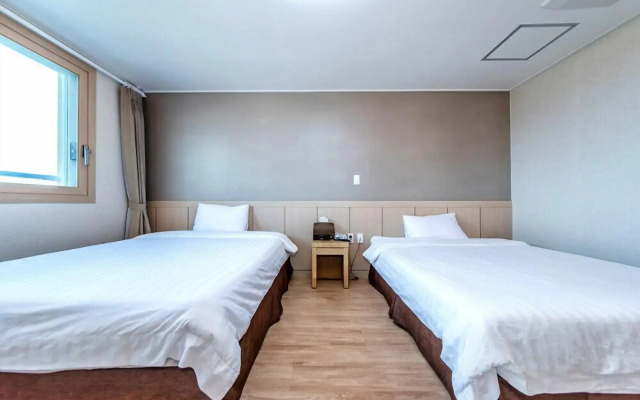 Jungmoon J Hill & City Hotel