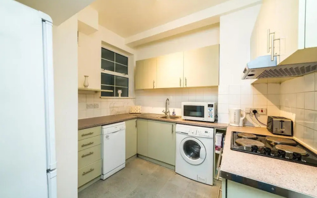 NEW 3BD West Kensington Flat Close to City