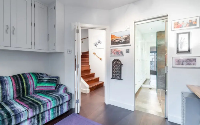Immaculate Hammersmith Home By The River Thames