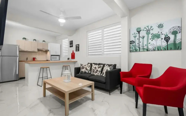 Modern 2 BR Apt Great Location Smart TV AC