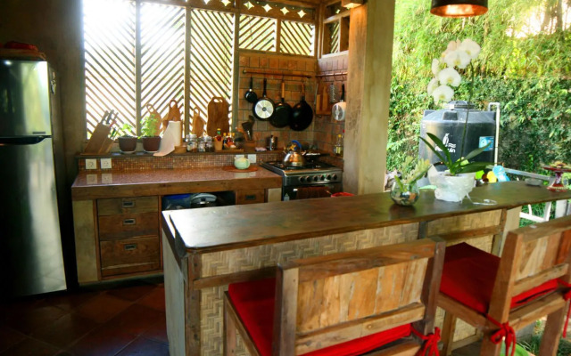 Artist Eco Villa With Wood And Clay