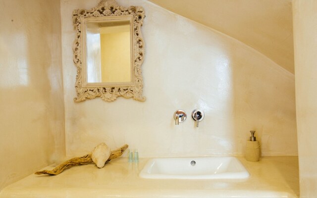 Akrotiri Cycladic Suites