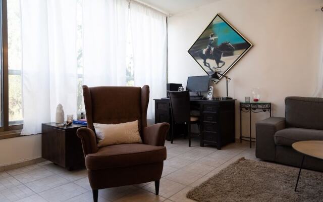 Urban Apartment With Jacuzzi Near Sarona
