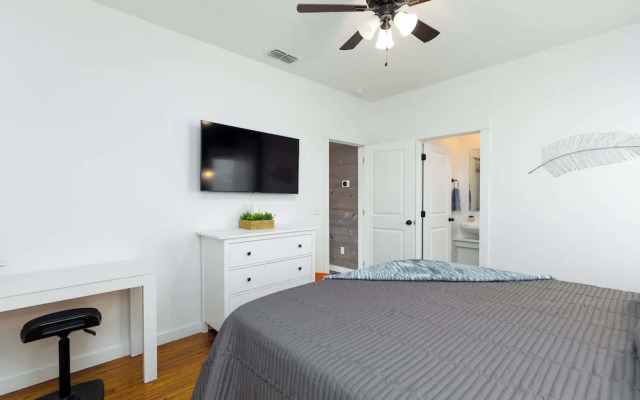 Comfy 3bdr Right in Town Sleeps 10