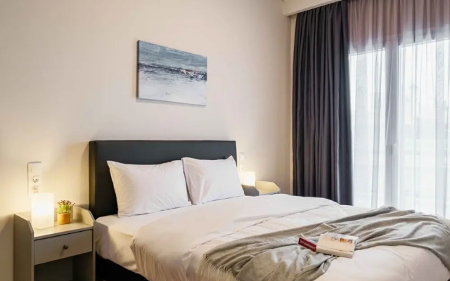 Spacious Seaside Flat at Alimos