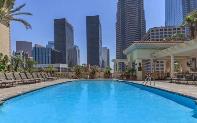 DTLA Apartment With Parking and Pool