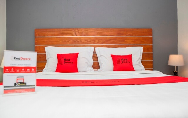 RedDoorz Plus near Asia Afrika 3