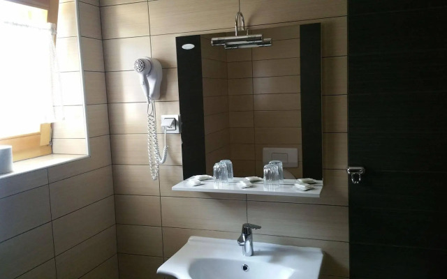 Rustic Inn River 2
