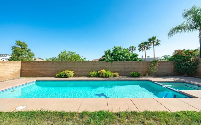 Bright Designer Home w Pool Near Everything