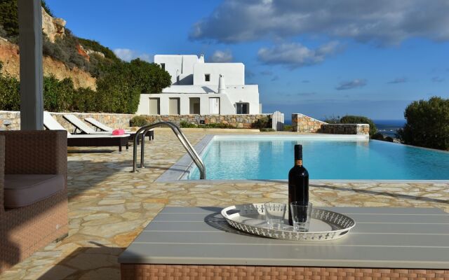 Panoramic three villa complex with helipad by VillaRentalsgr