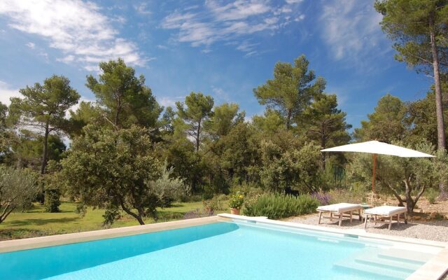 House With one Bedroom in Saint-marc-jaumegarde, With Pool Access, Enc
