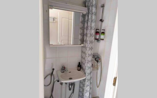 SELF-SERVICE apt 10 min from bus-&railway station, free bike!