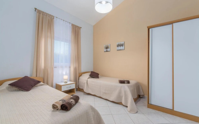 Awesome Home in Porec With Wifi and 2 Bedrooms - Hotel in Porec - Photo 3